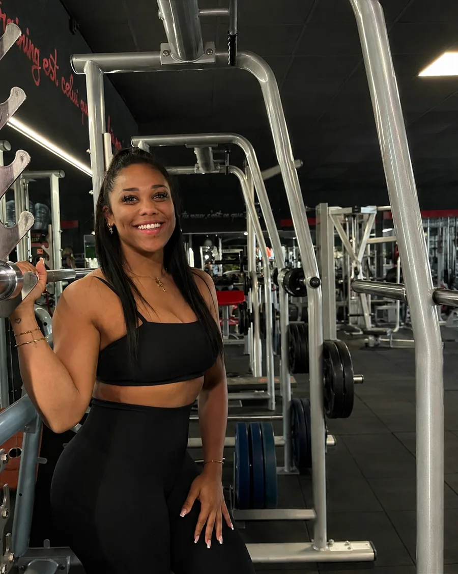 Laëtitia, coach diplômée et fondatrice de Walgym, souriante dans la salle