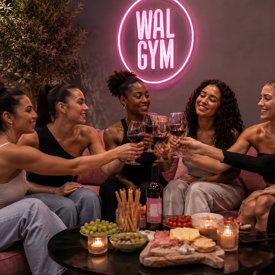 Des adhérentes Walgym qui trinquent au coin cocooning sous le néon